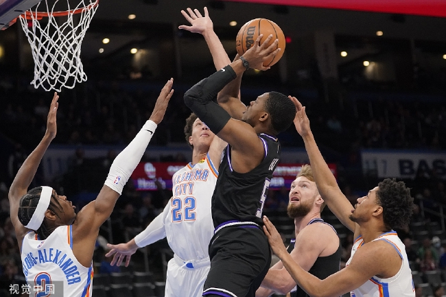  福克斯与萨博尼斯连线频繁，国王团队配合瓦解活塞防守